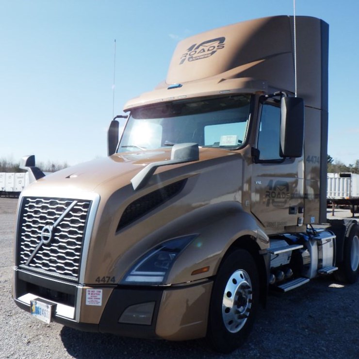 2022 VOLVO VNL300