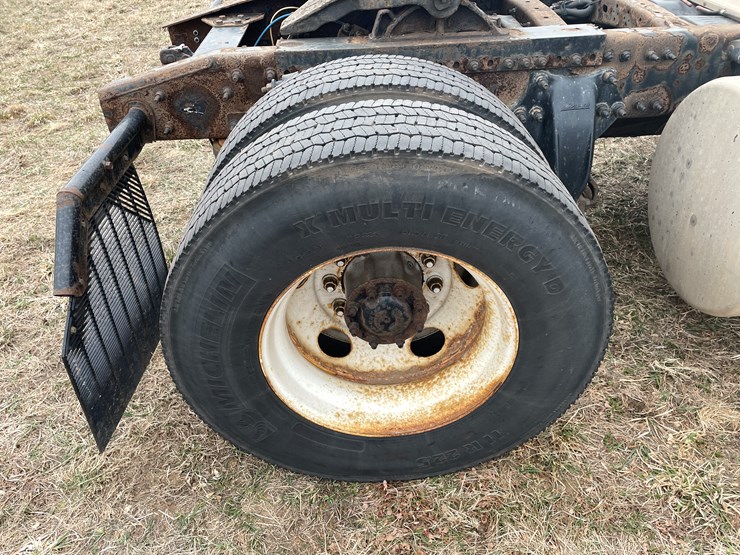 #114-•-2017-freightliner-single-axle-day-cab-semi-tractor-(has-wi-title)-image-30