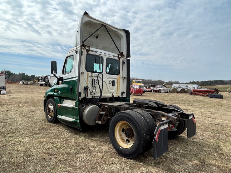 #113-•-2017-freightliner-single-axle-day-cab-semi-tractor-(has-wi-title)-image-7