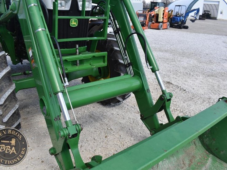 2014-john-deere-6140d-image-22