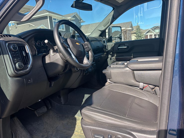 2023-chevrolet-z71-pickup-image-12