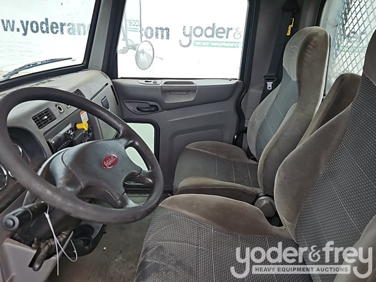 2016-peterbilt-348-image-30