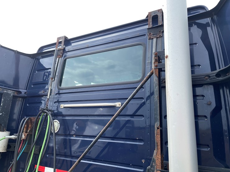 #117-•-2009-volvo-day-cab-semi-tractor-(has-wi-title)-image-25