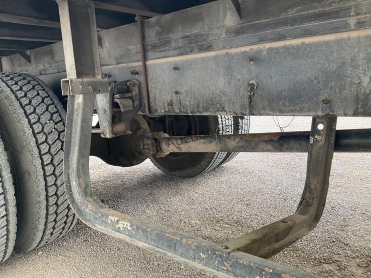 1996-freightliner-fl70-image-12