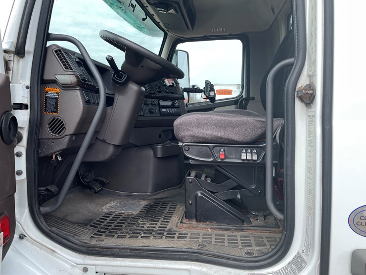 #116-•-2018-volvo-single-axle-day-cab-semi-tractor-(has-wi-title)-image-45