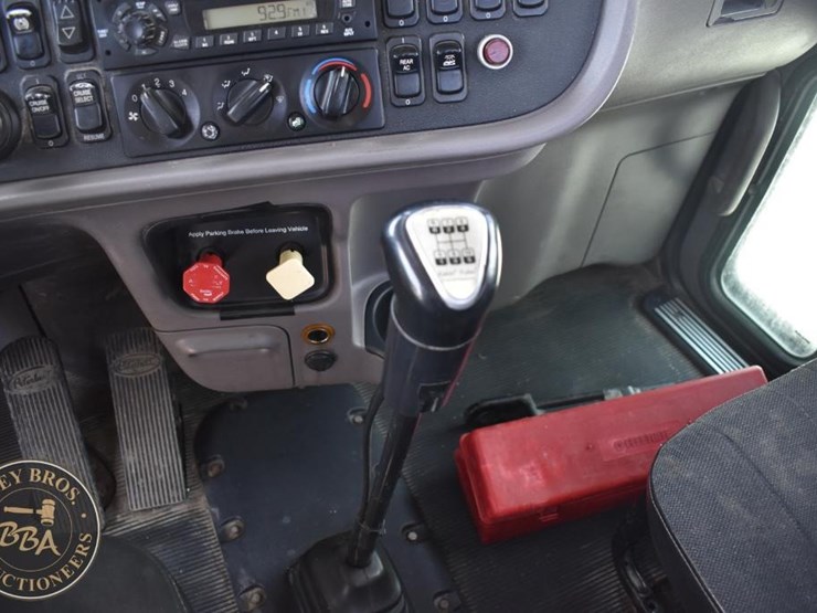 2012-peterbilt-384-image-44