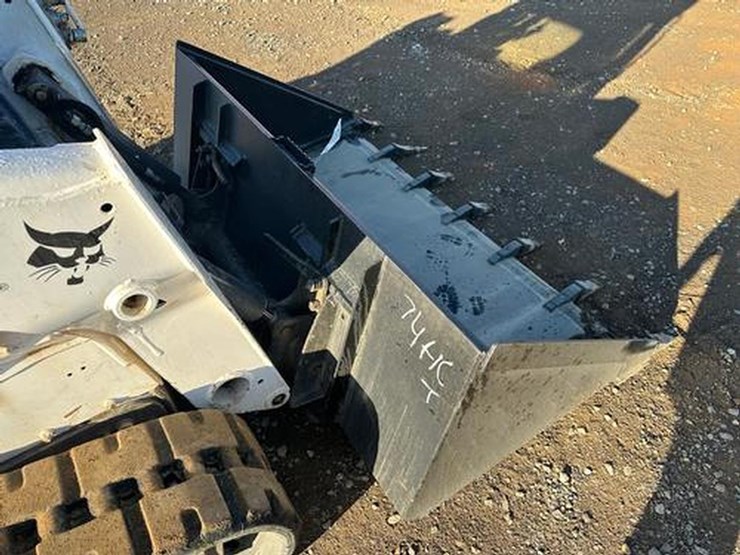 wildcat-74"-skid-steer-high-capacity-tooth-bucket-image-5