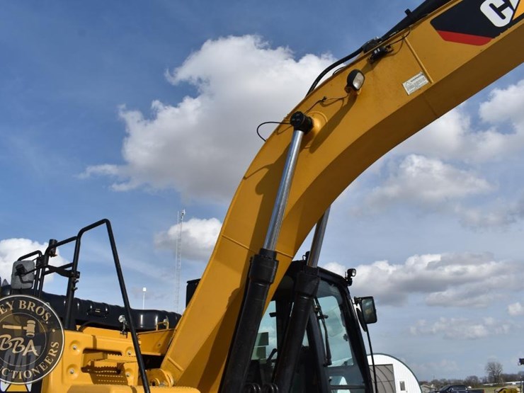 2019-caterpillar-326fl-image-23