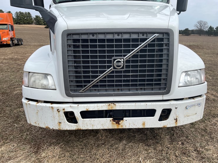 #116-•-2018-volvo-single-axle-day-cab-semi-tractor-(has-wi-title)-image-13