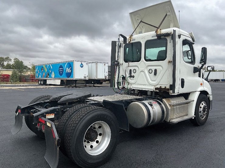 2017-freightliner-cascadia-113-image-2