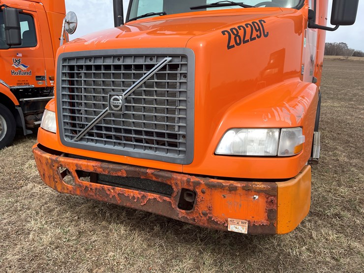 #122-•-2009-volvo-day-cab-semi-tractor-(has-wi-title)-image-12
