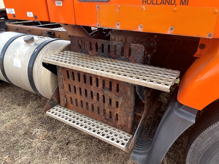 #122-•-2009-volvo-day-cab-semi-tractor-(has-wi-title)-image-16