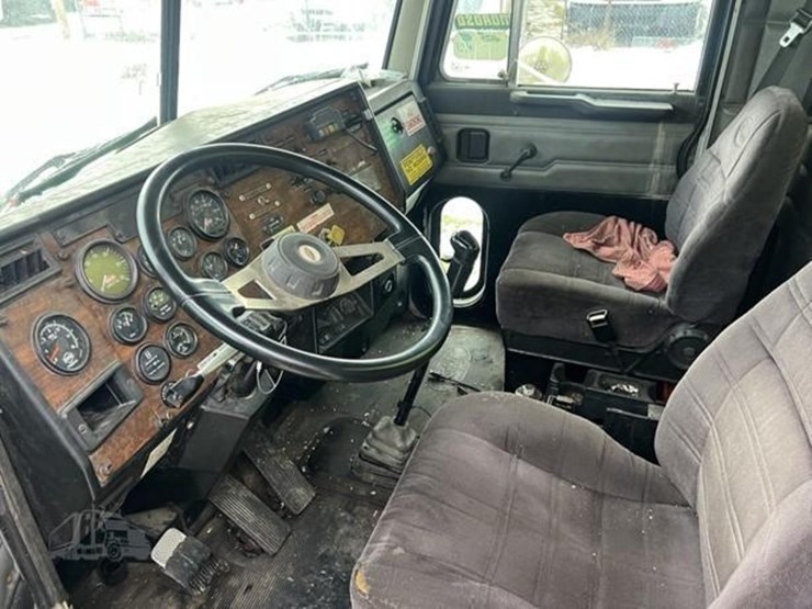 1999-peterbilt-378-image-9