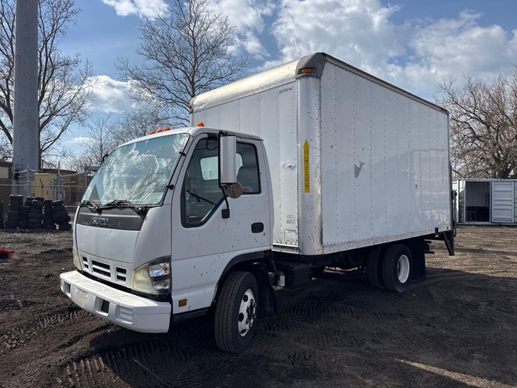 2006-isuzu-npr-image-1