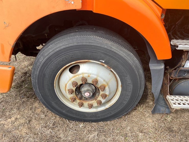 #121-•-2009-volvo-day-cab-semi-tractor-(has-wi-title)-image-9