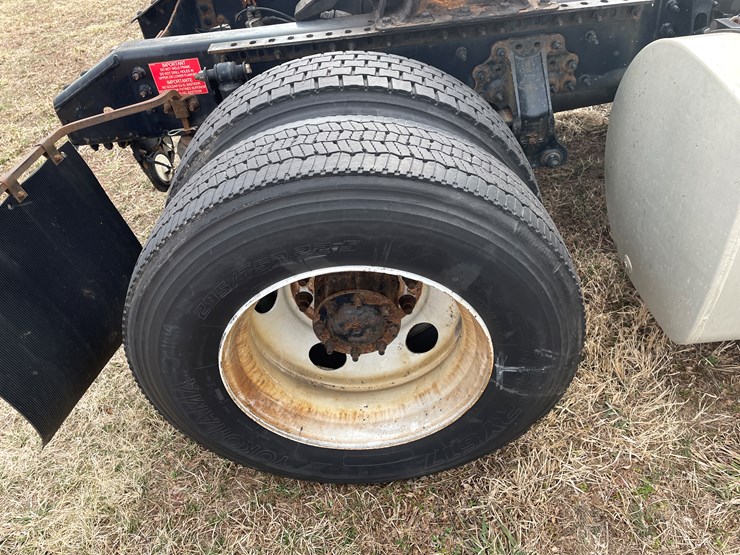 #116-•-2018-volvo-single-axle-day-cab-semi-tractor-(has-wi-title)-image-28