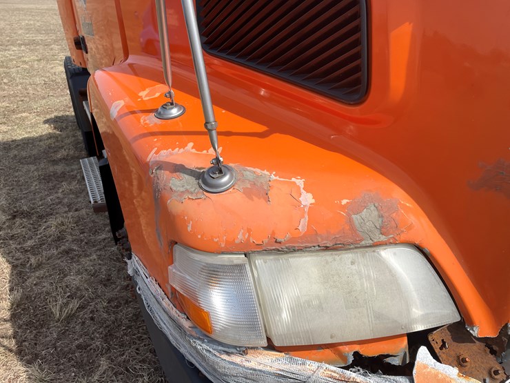 #123-•-2006-volvo-day-cab-semi-tractor-(has-wi-title)-image-14