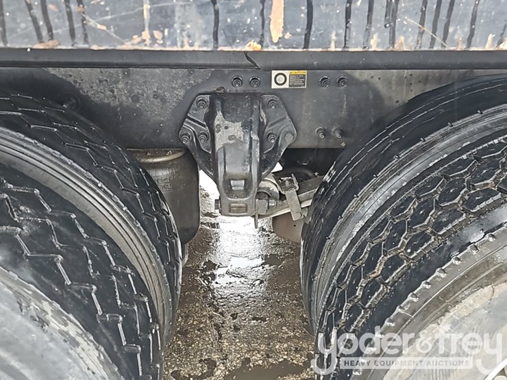 2016-peterbilt-348-image-15