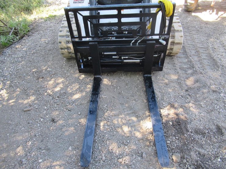 wildcat-48"-hydraulic-skid-steer-pallet-forks-image-3