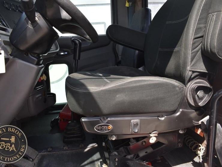 2012-peterbilt-384-image-40