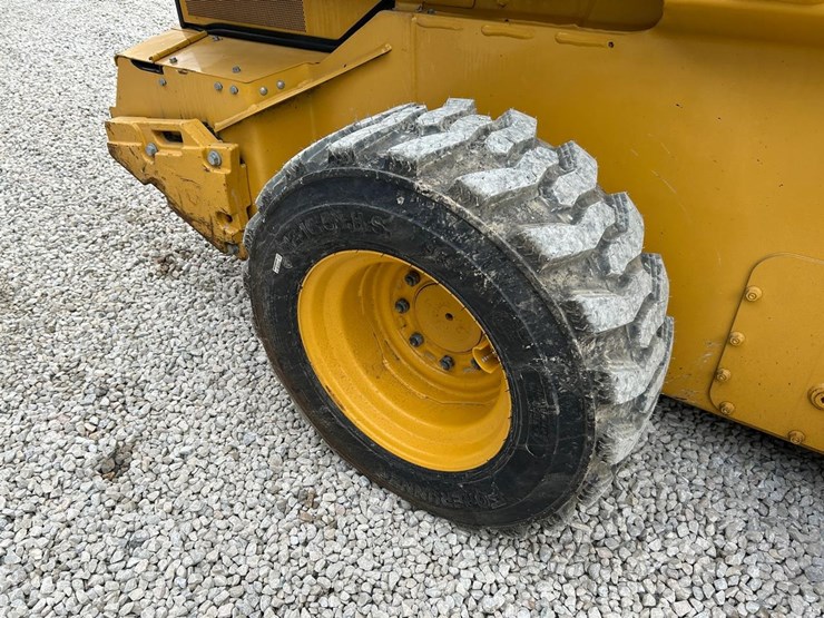 2020-deere-332g-image-13