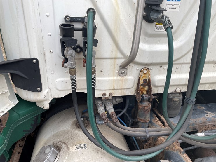 #114-•-2017-freightliner-single-axle-day-cab-semi-tractor-(has-wi-title)-image-48