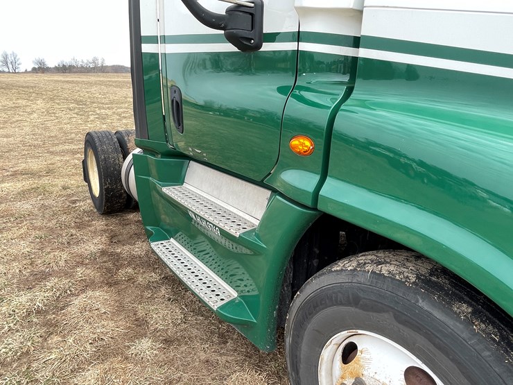 #113-•-2017-freightliner-single-axle-day-cab-semi-tractor-(has-wi-title)-image-37