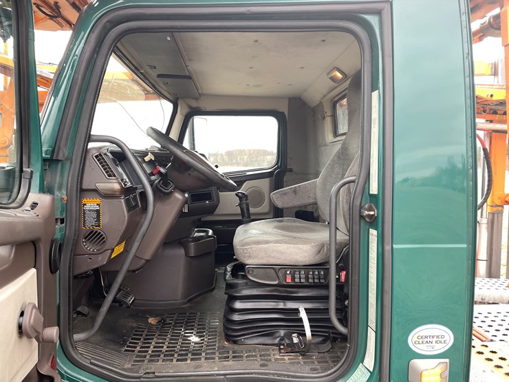 #110-•-2014-volvo-car-hauler-semi-and-trailer-(has-wi-title)-image-88