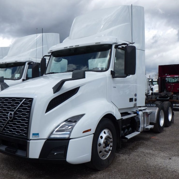2021 VOLVO VNR300