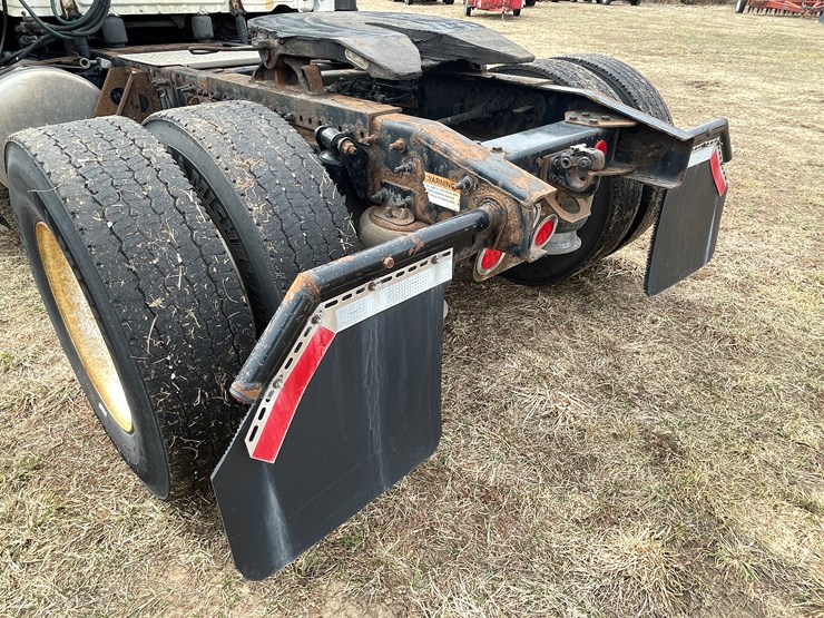 #113-•-2017-freightliner-single-axle-day-cab-semi-tractor-(has-wi-title)-image-24