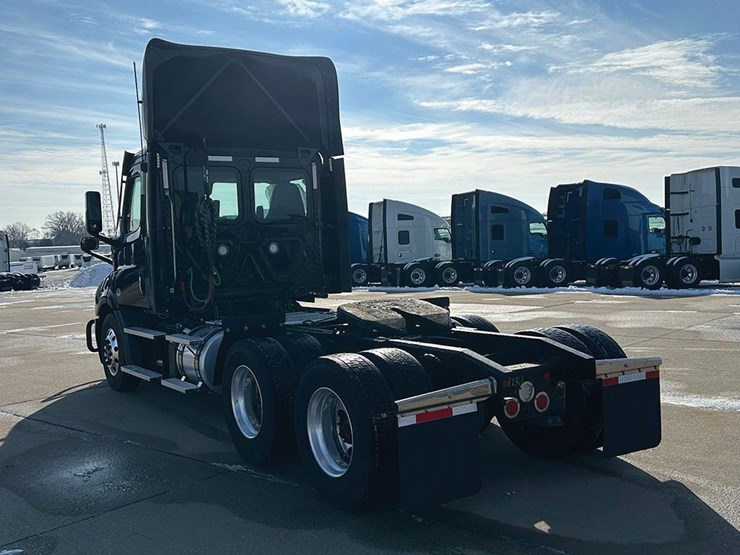 2022-freightliner-cascadia-116-image-4