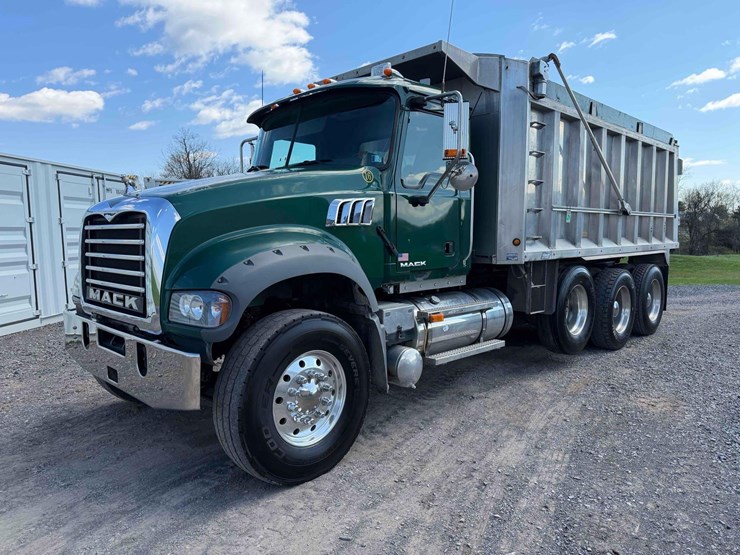 2009-mack-gu713-tri-axle-dump-image-1