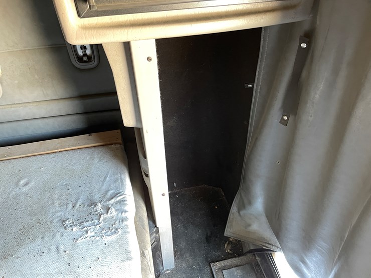 #3937-•-semi-sleeper-cab-image-13