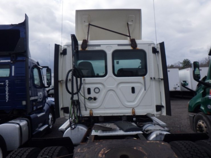 2018-freightliner-cascadia-125-image-11