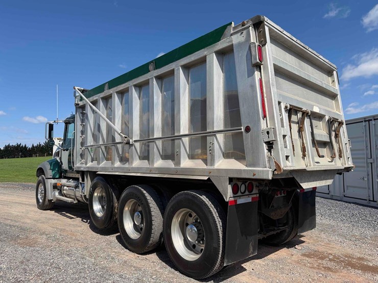 2009-mack-gu713-tri-axle-dump-image-18