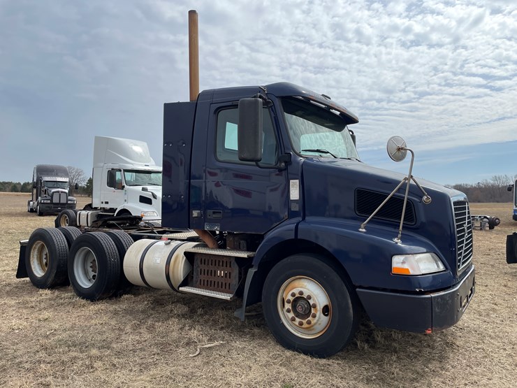 #117-•-2009-volvo-day-cab-semi-tractor-(has-wi-title)-image-3