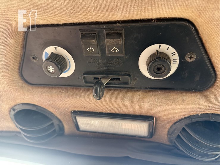 hesston-tractor-2805-image-35