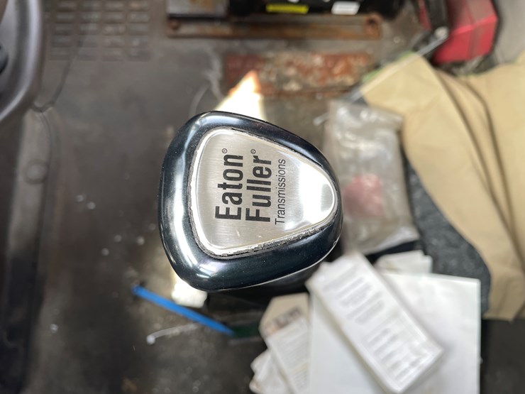 #115-•-2013-volvo-single-axle-day-cab-semi-tractor-(has-wi-title)-image-70