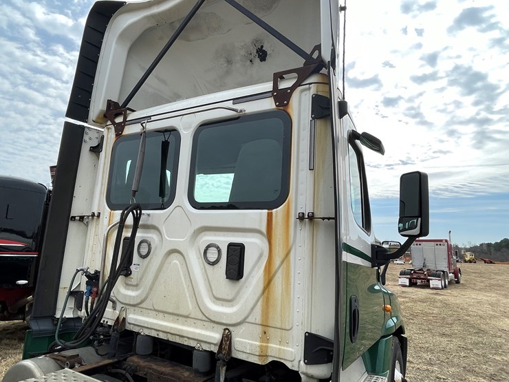 #113-•-2017-freightliner-single-axle-day-cab-semi-tractor-(has-wi-title)-image-34
