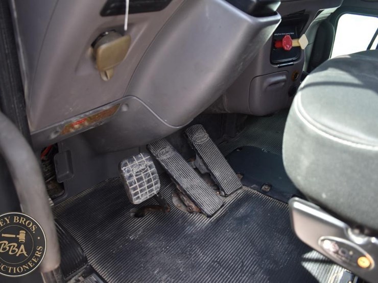 2012-peterbilt-384-image-37