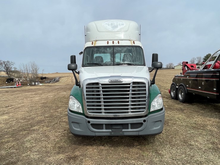 #113-•-2017-freightliner-single-axle-day-cab-semi-tractor-(has-wi-title)-image-2