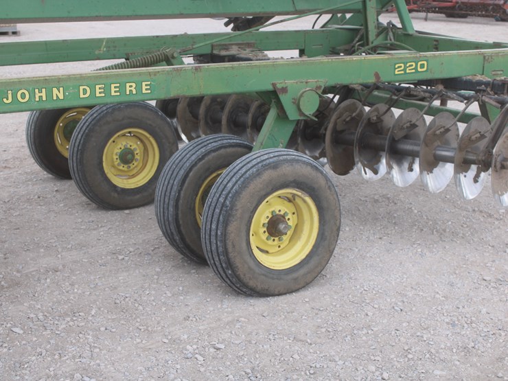 john-deere-220-image-33