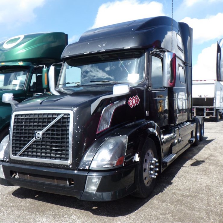 2015 VOLVO VNL780