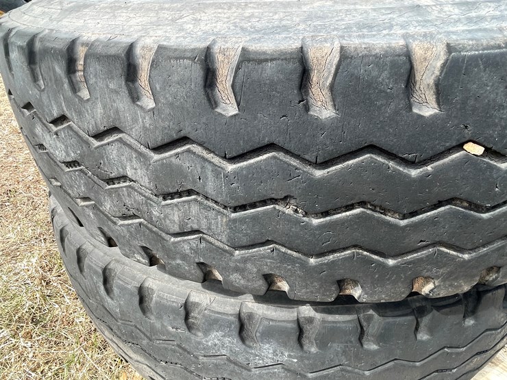 #10710-•-(2)-yokohama-315/80r22.5-truck-tires-on-rims-image-10