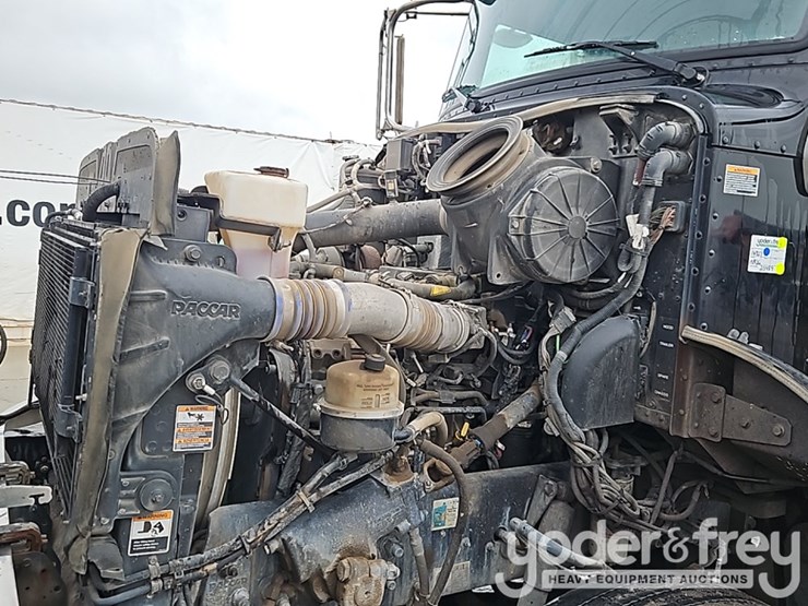 2016-peterbilt-348-image-25