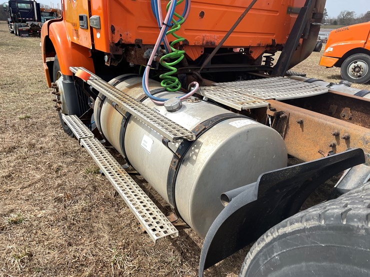 #121-•-2009-volvo-day-cab-semi-tractor-(has-wi-title)-image-52