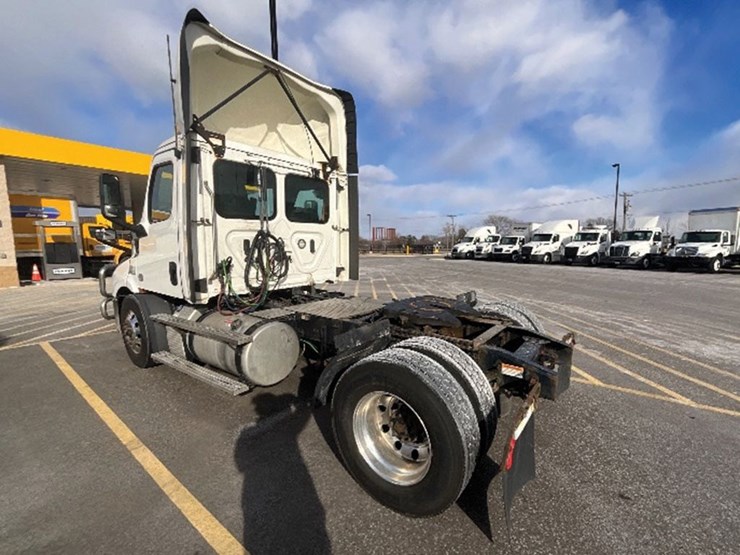 2019-freightliner-cascadia-116-image-2