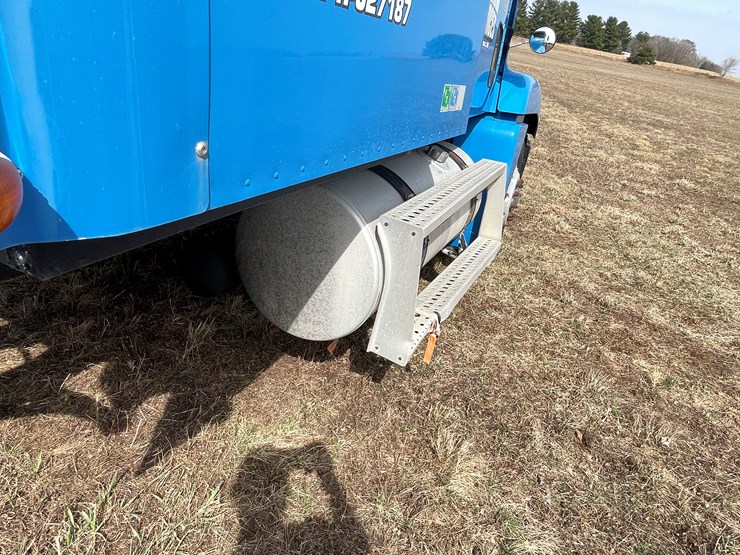 #134-•-2001-freightliner-century-class-sleeper-cab-semi-tractor-(has-wi-title)-(non-runner)-image-47