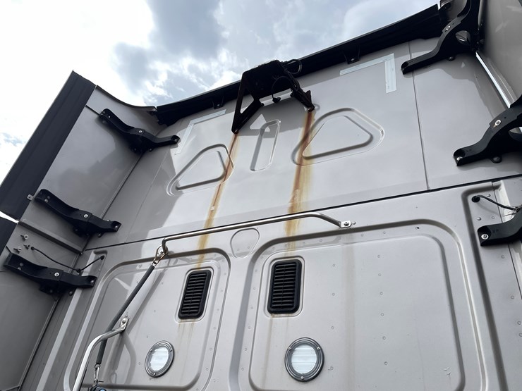 #104-•-2016-freightliner-cascade-evolution-sleeper-cab-semi-tractor-(has-wi-title)-image-26