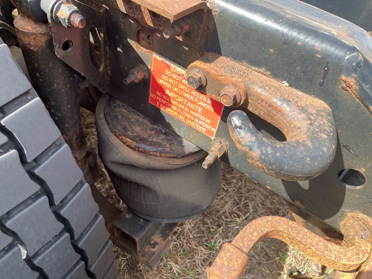 #115-•-2013-volvo-single-axle-day-cab-semi-tractor-(has-wi-title)-image-41